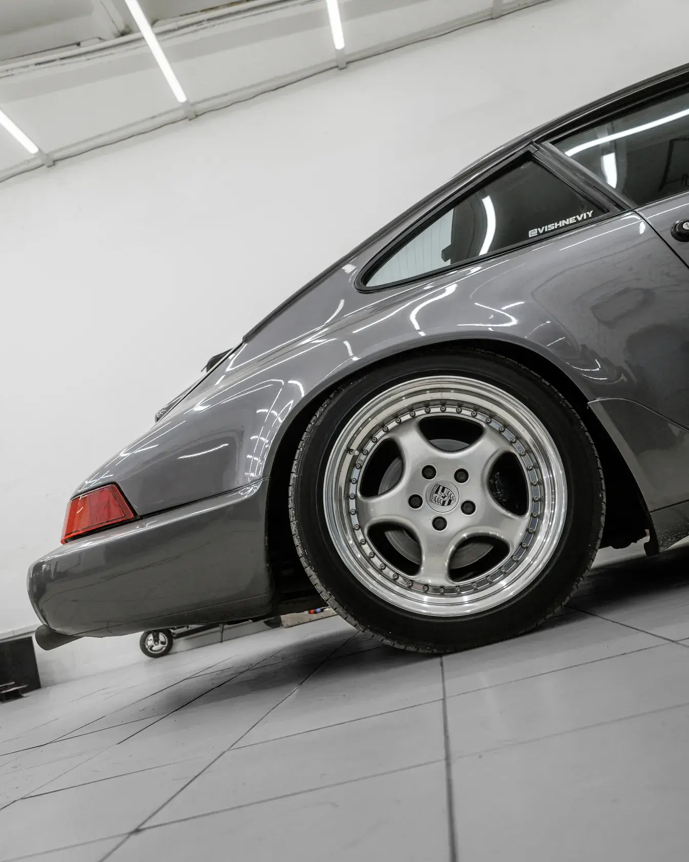 Заднее крыло и колесо Porsche 911 1986