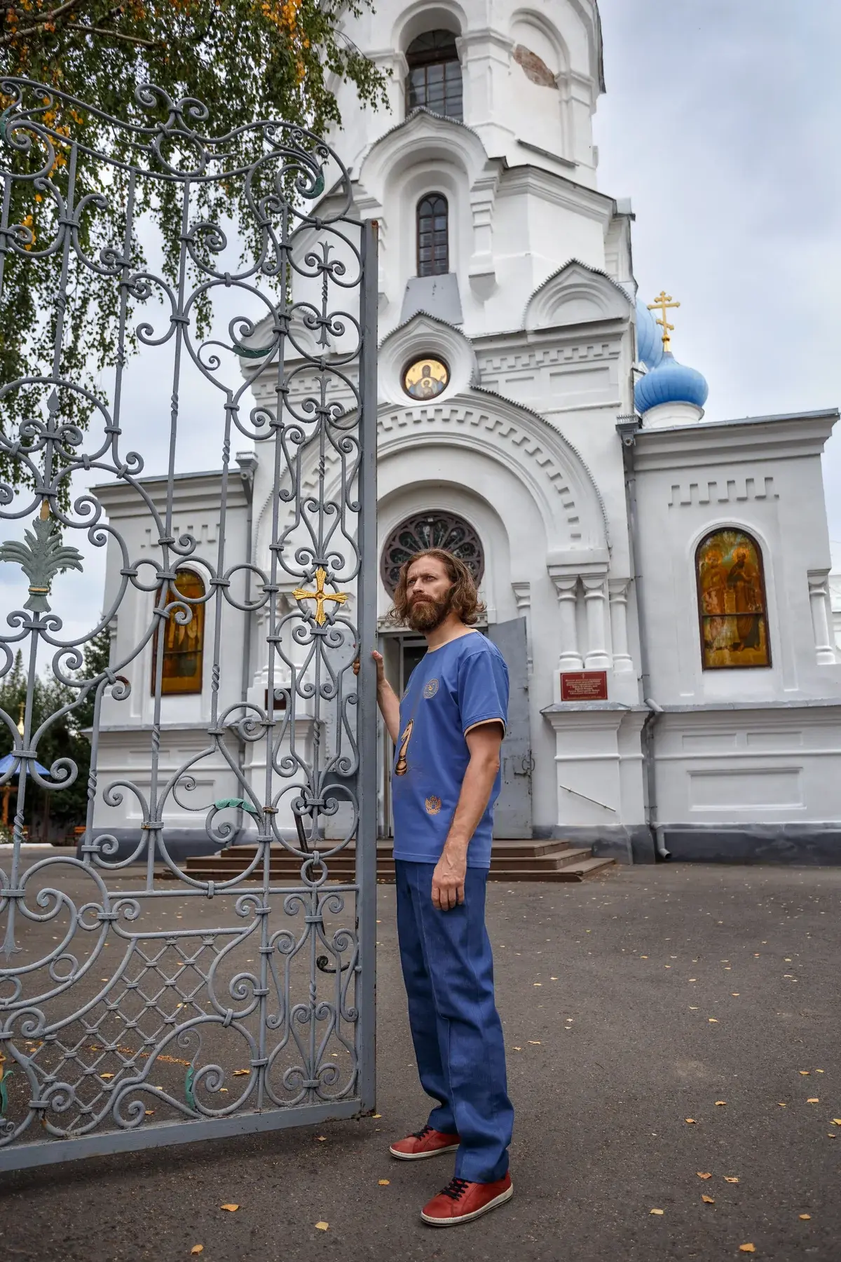 Синяя футболка у церковной ограды