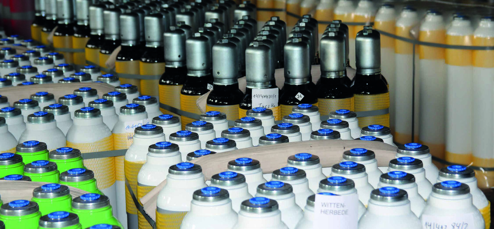 Партия газовых баллонов с защитными колпаками