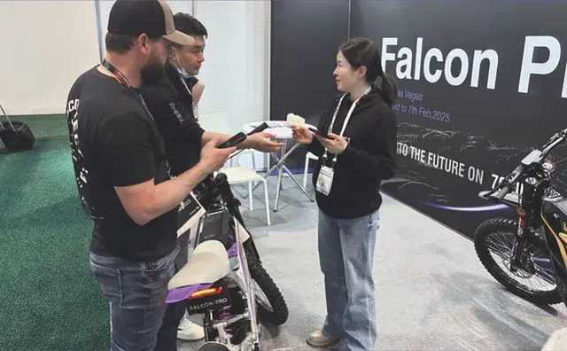 Посетители у стенда Falcon Pro на AIMExpo 2025