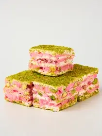 КатКат с клубникой, белым шоколадом и фисташкой — фотография 1