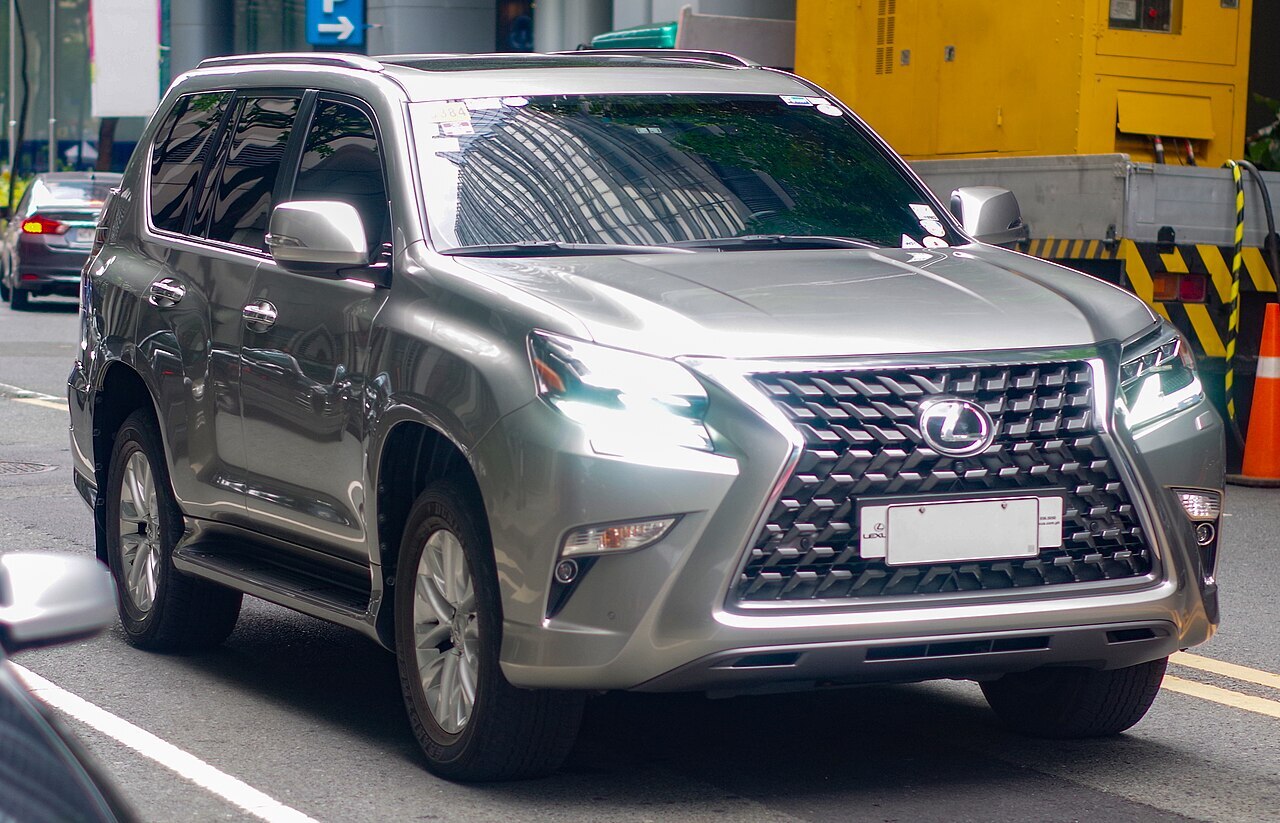 Серебристый Lexus GX 460, вид спереди и сбоку