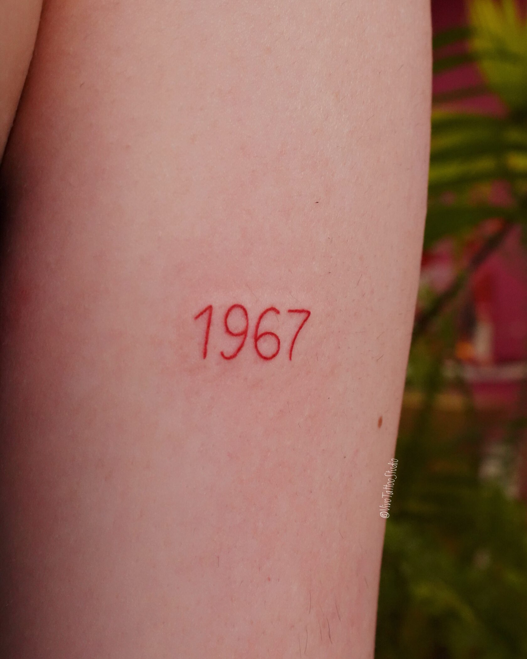 Красная дата 1967 на руке