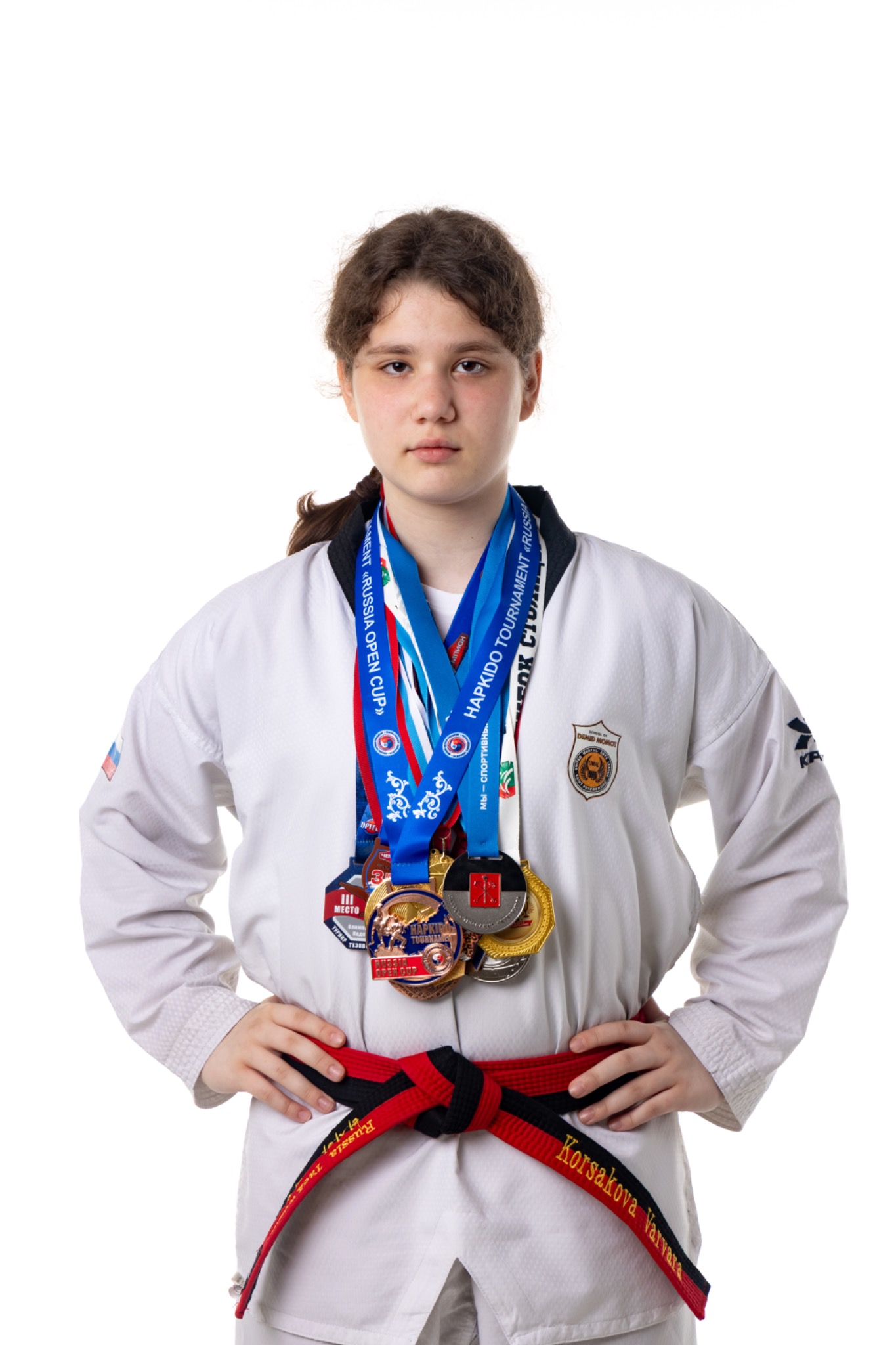 Спортсменка клуба с медалями после соревнований