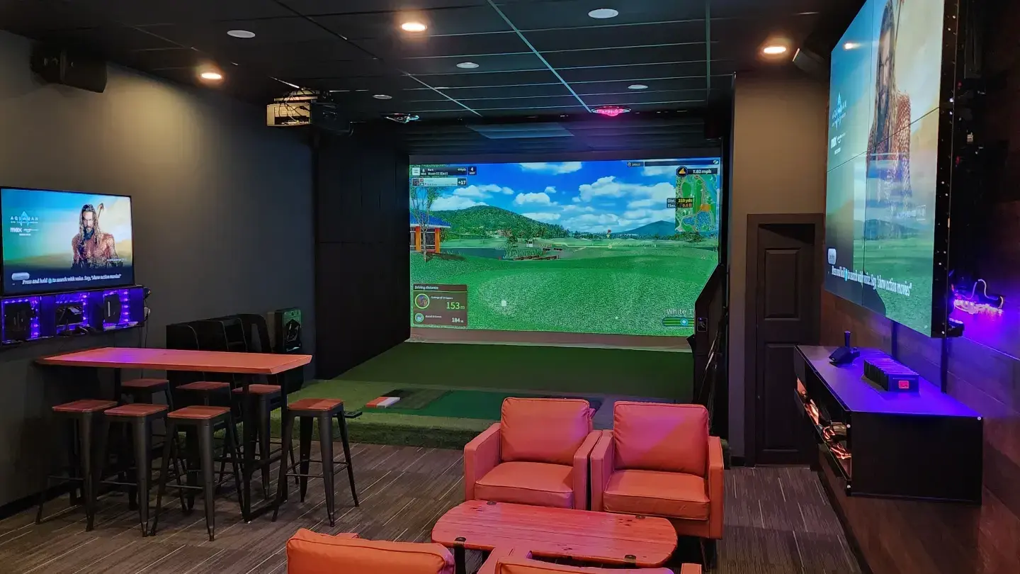 Игровая зона GOLFZON с экраном и местами для отдыха