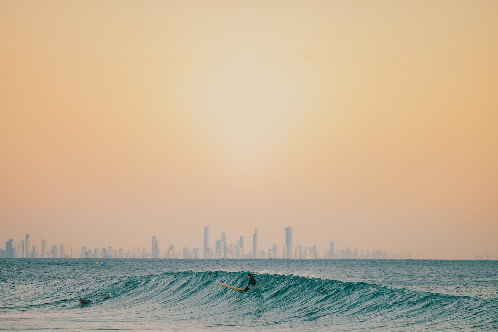 Роллы и набегающие волны на рифе Snapper Rocks на рассвете, без людей, машин и построек
