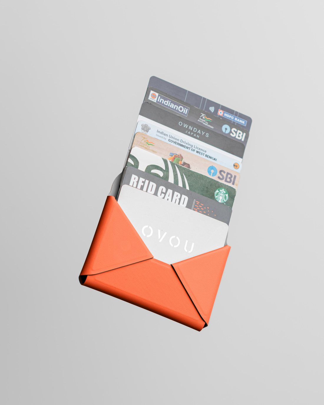 Карты веером выезжают из кошелька MOFT Travel Wallet