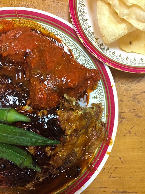 Рис и карри на тарелке nasi kandar