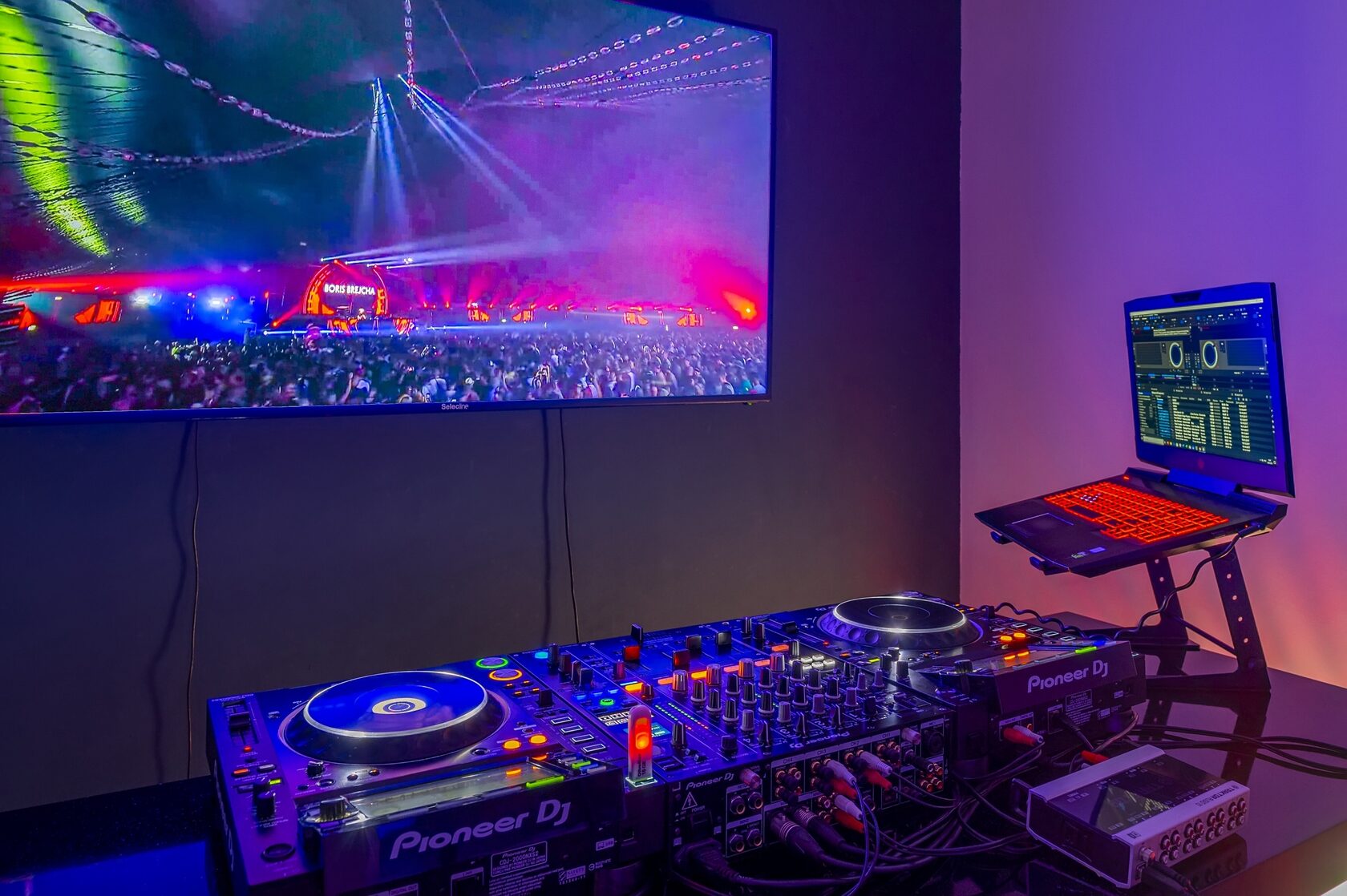 Профессиональный DJ-пульт и музыкальная студия