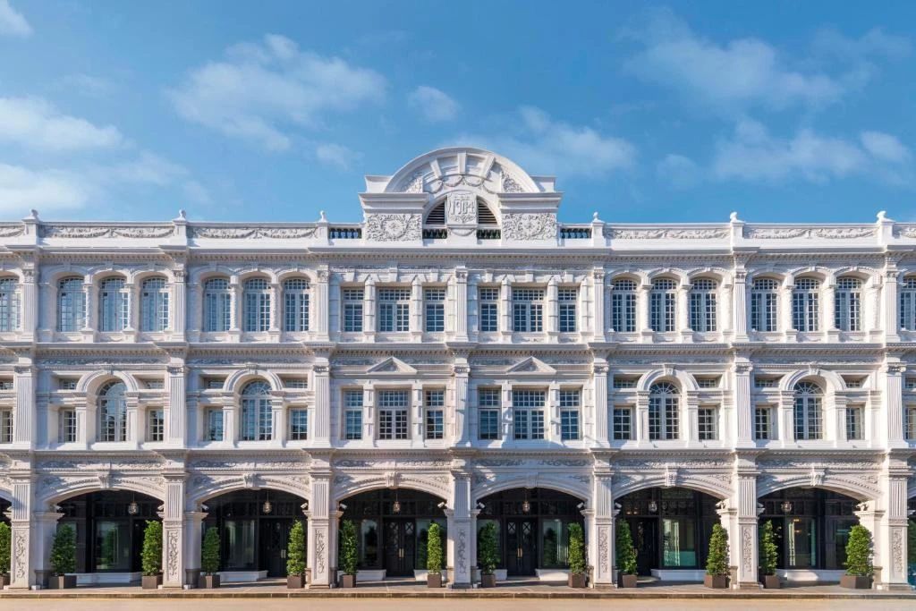 Белый фасад The Capitol Kempinski под голубым небом