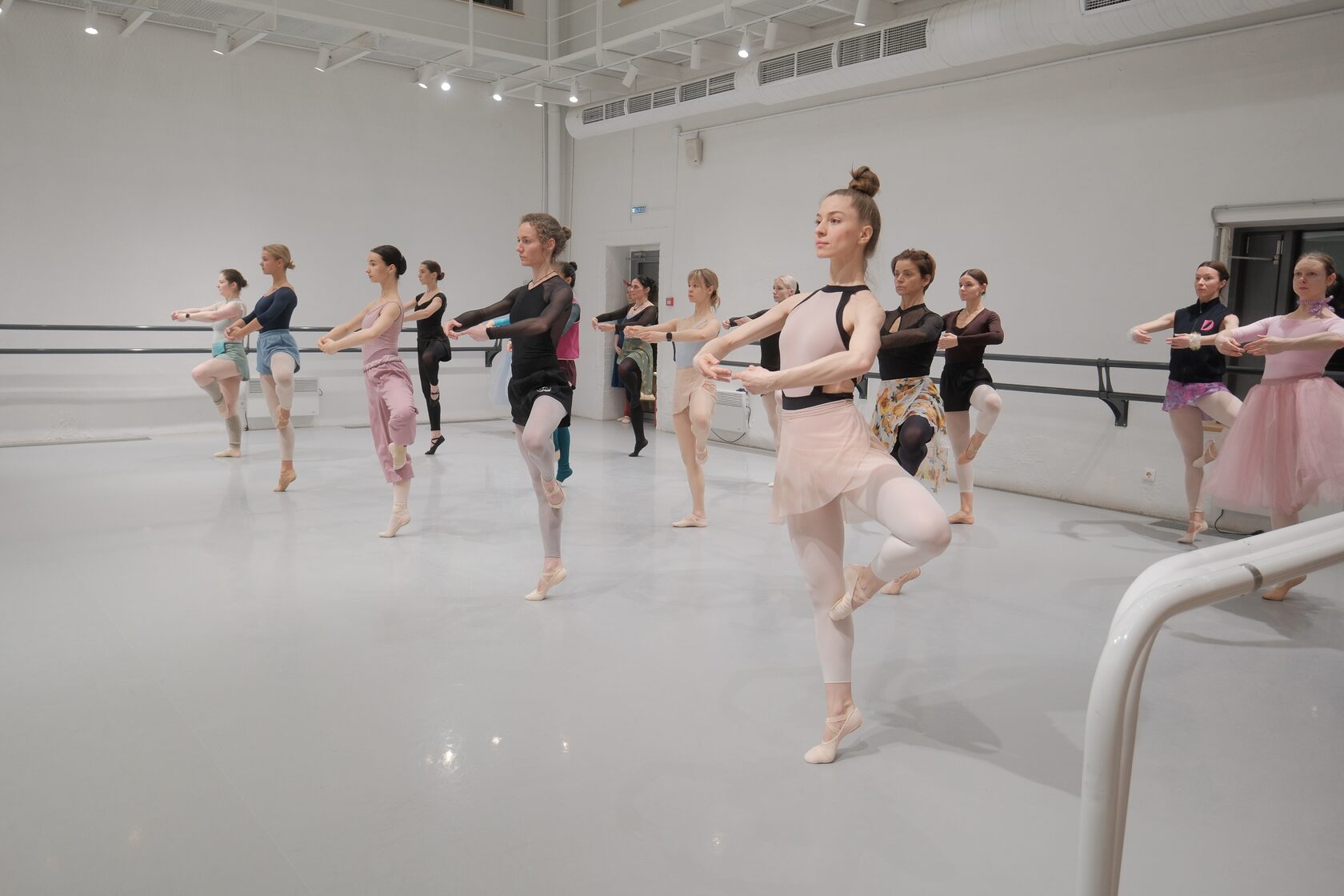 Групповое занятие классическим танцем для взрослых в DanceSecret