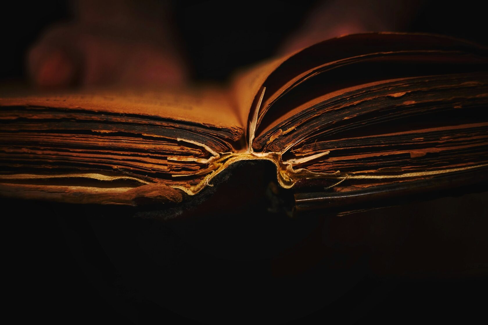 Открытая старая книга с факсимиле страницы