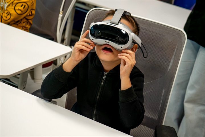 Мальчик в VR-шлеме удивлённо открыл рот