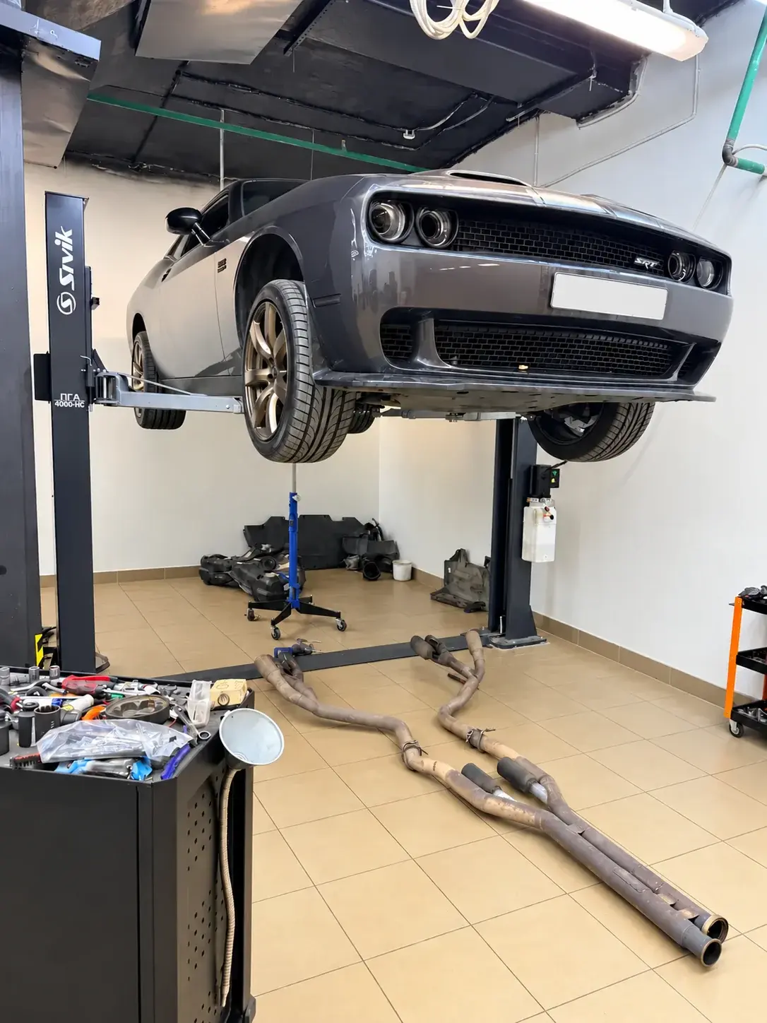 Dodge Challenger на подъёмнике в сервисе Кластер51