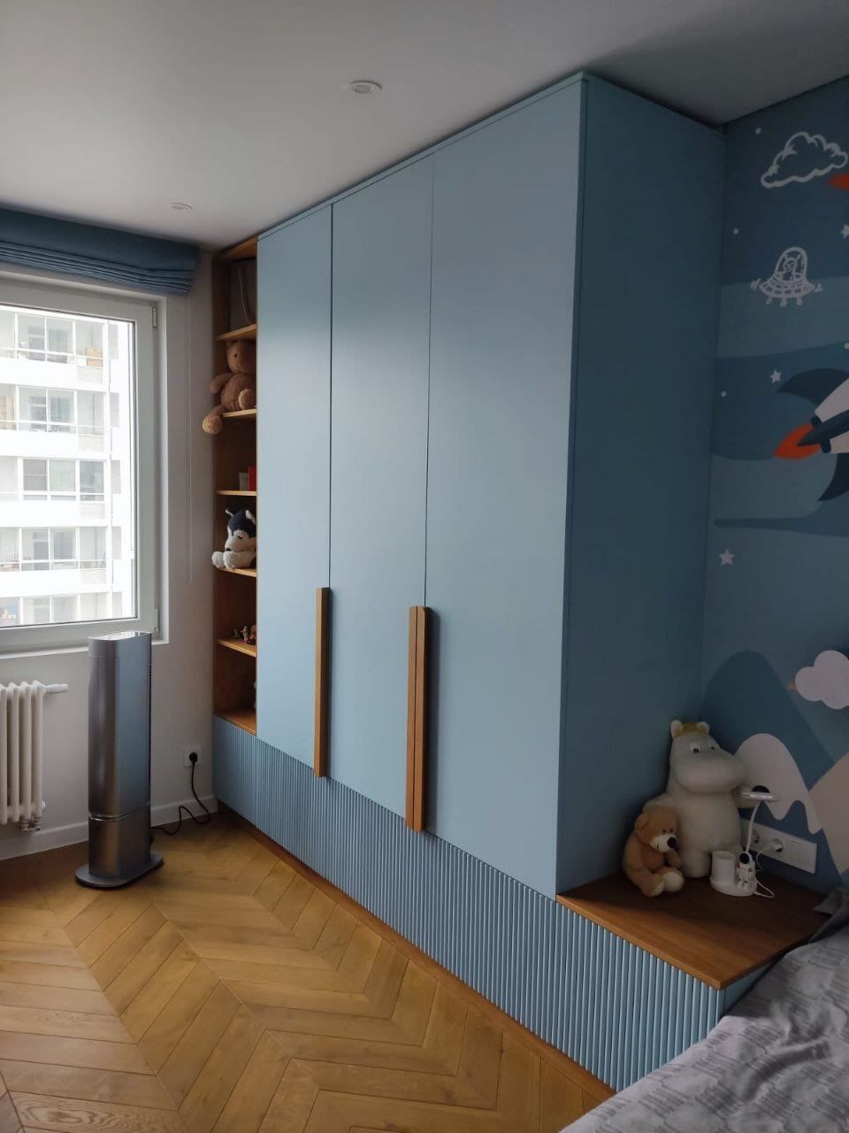 Детская: шкафы в эмали с ручками из дерева и открытым стеллажом — проект Lotta Home