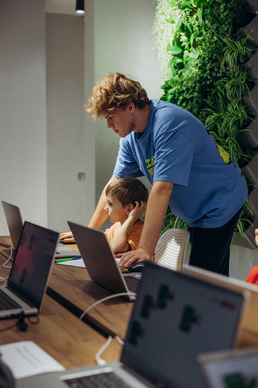 Преподаватель WowSkills с учениками на занятии по программированию
