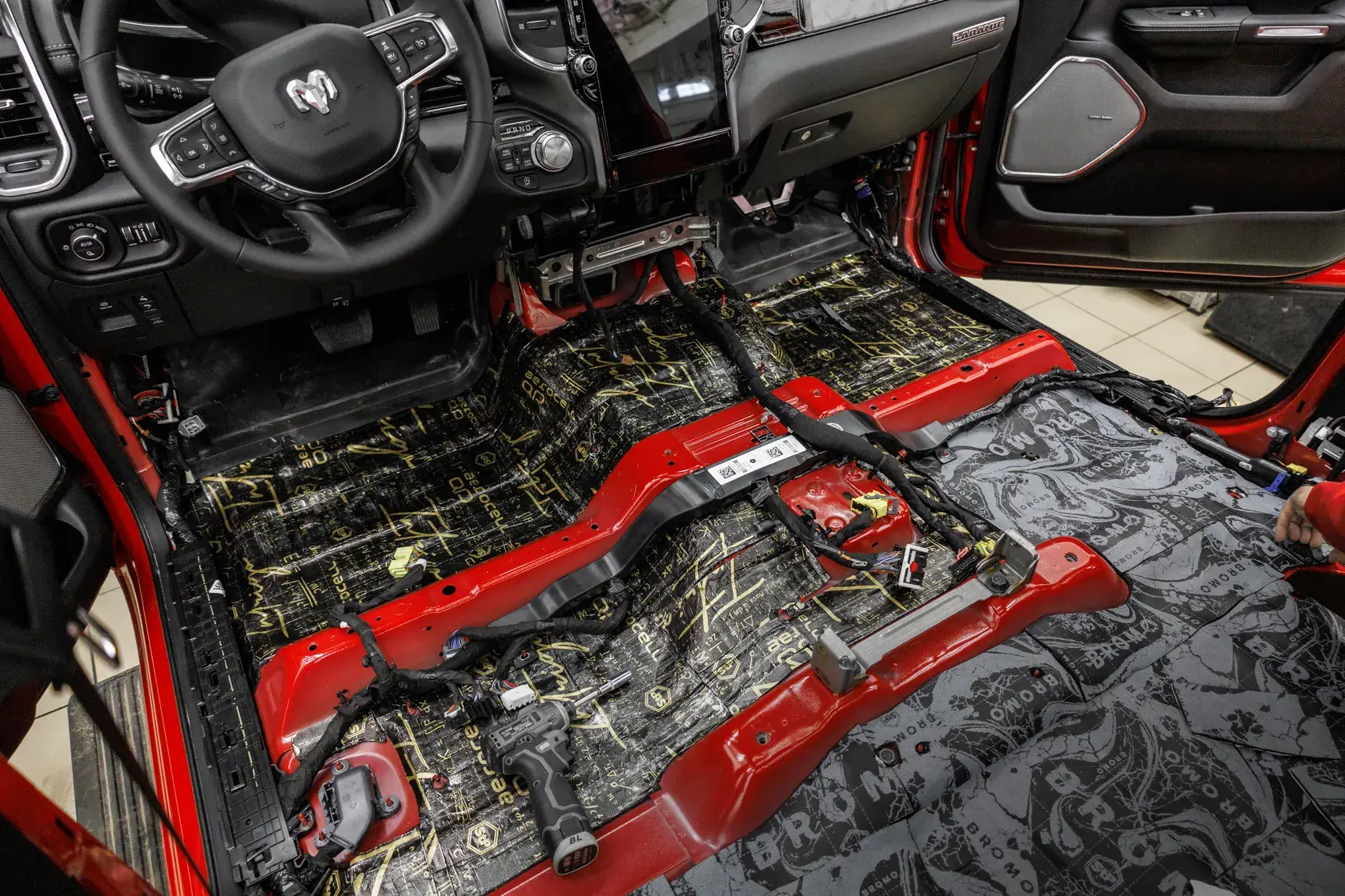 Шумоизоляция пола RAM 1500 под передними сиденьями