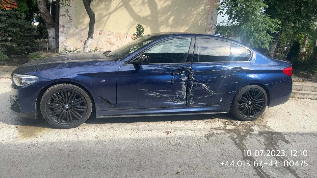 BMW 540i после ДТП — повреждения левой стороны кузова