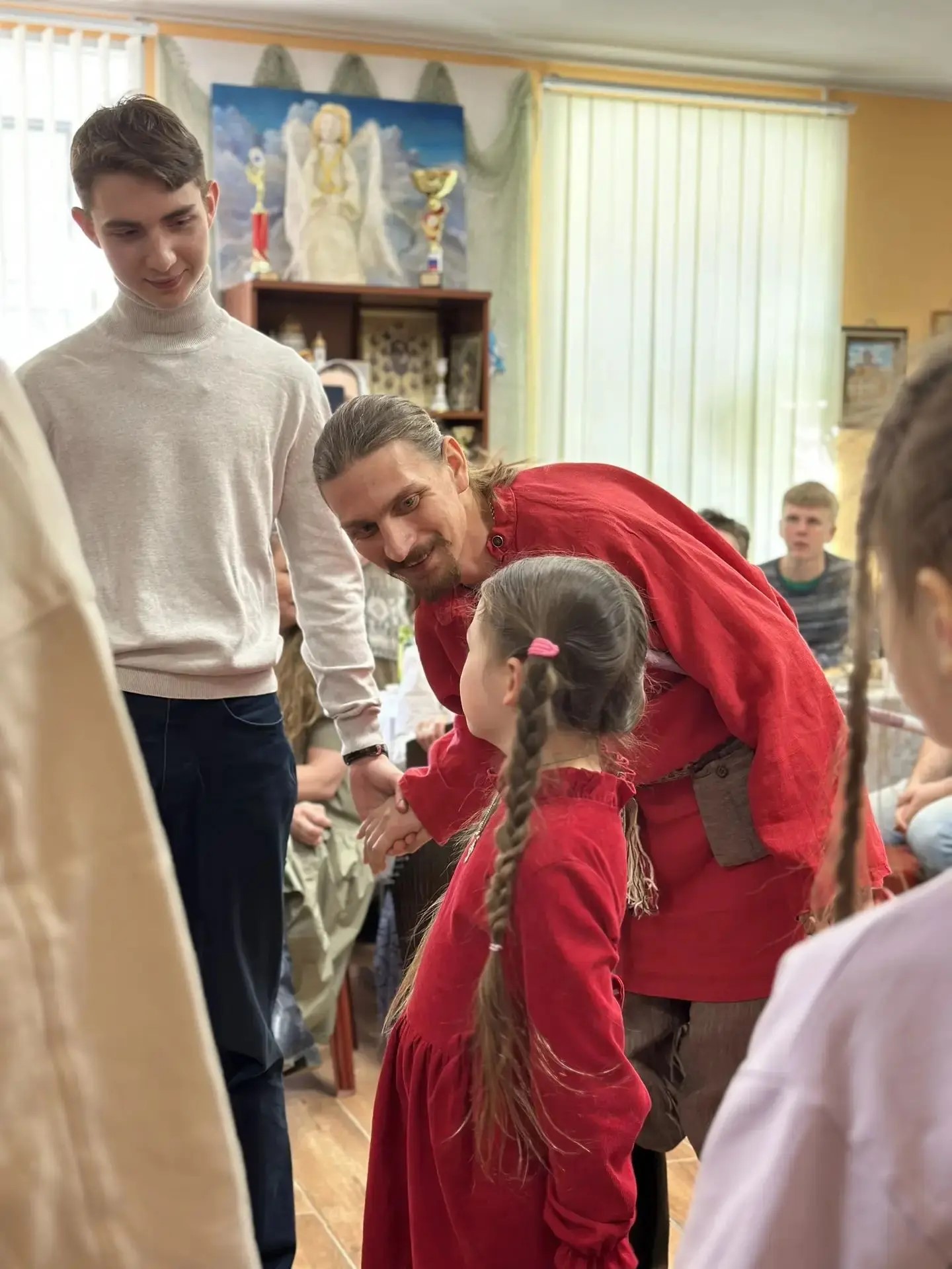 Дети и родители на празднике в зале на Сапёрной, 10