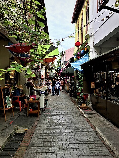 Лавки и прохожие на Concubine Lane в Ипохе
