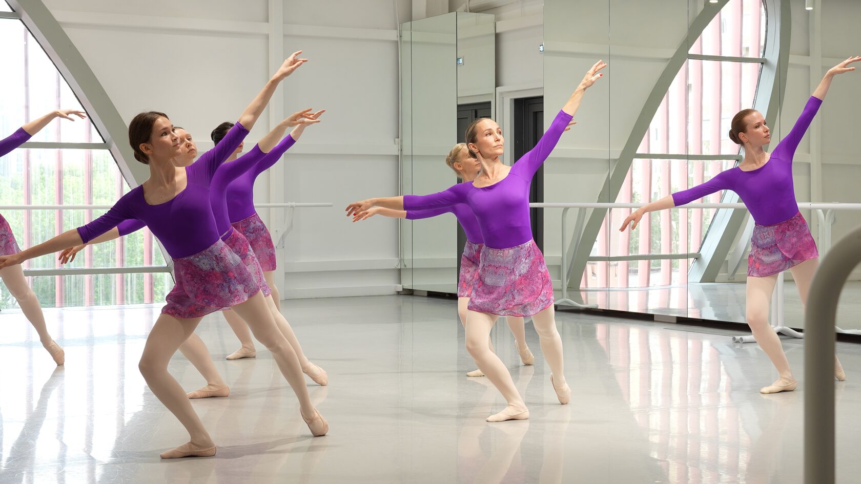 Занятие классическим танцем в светлом зале DanceSecret
