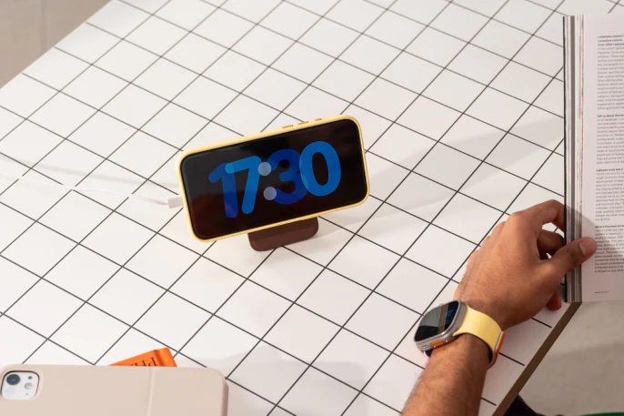 iPhone горизонтально на картхолдере MOFT в float-режиме