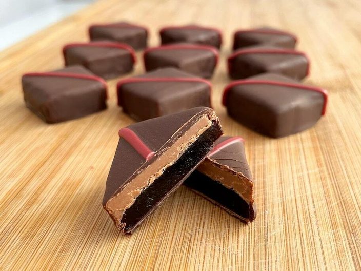 Нарезные конфеты вишня с арахисом
