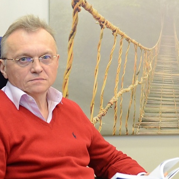 Валерий Храбров в кабинете