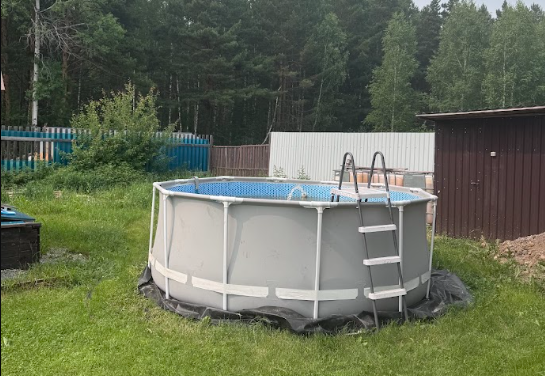 Круглый бассейн на газоне
