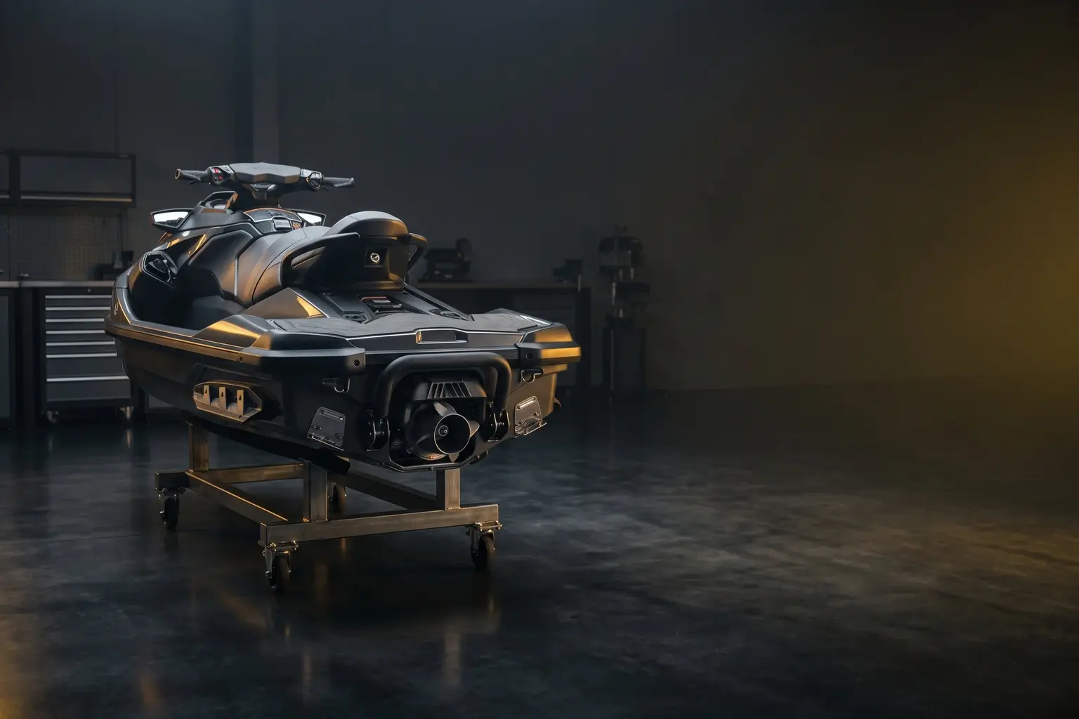 Гидроцикл в мастерской Brutal Motors, вид сзади
