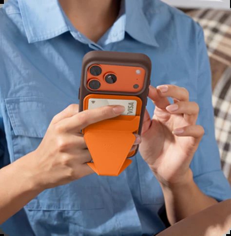 Картхолдер MOFT Snap-On в роли держателя: телефон удобно лежит в руке