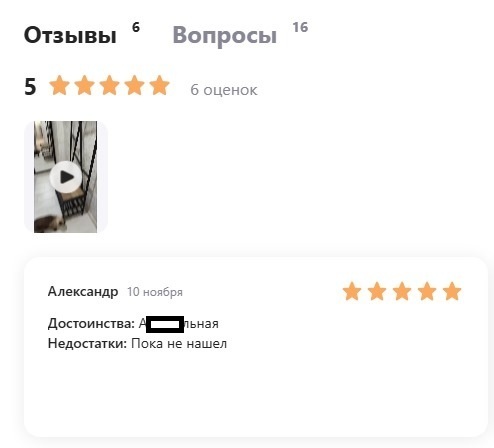 Деревянная скамья и стол у окна в светлой комнате