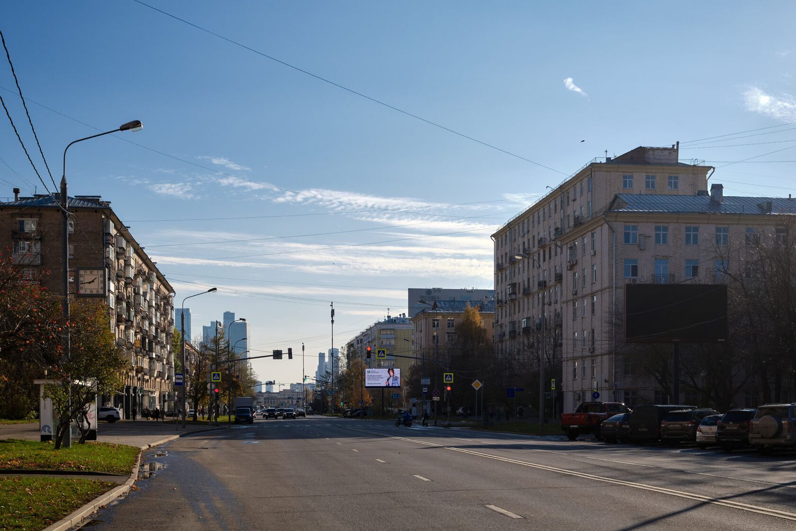 Улица Куусинена в сторону Хорошёвского шоссе, вдали высотки