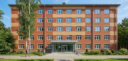 Дверные блоки ПВХ в общежитии машколледжа