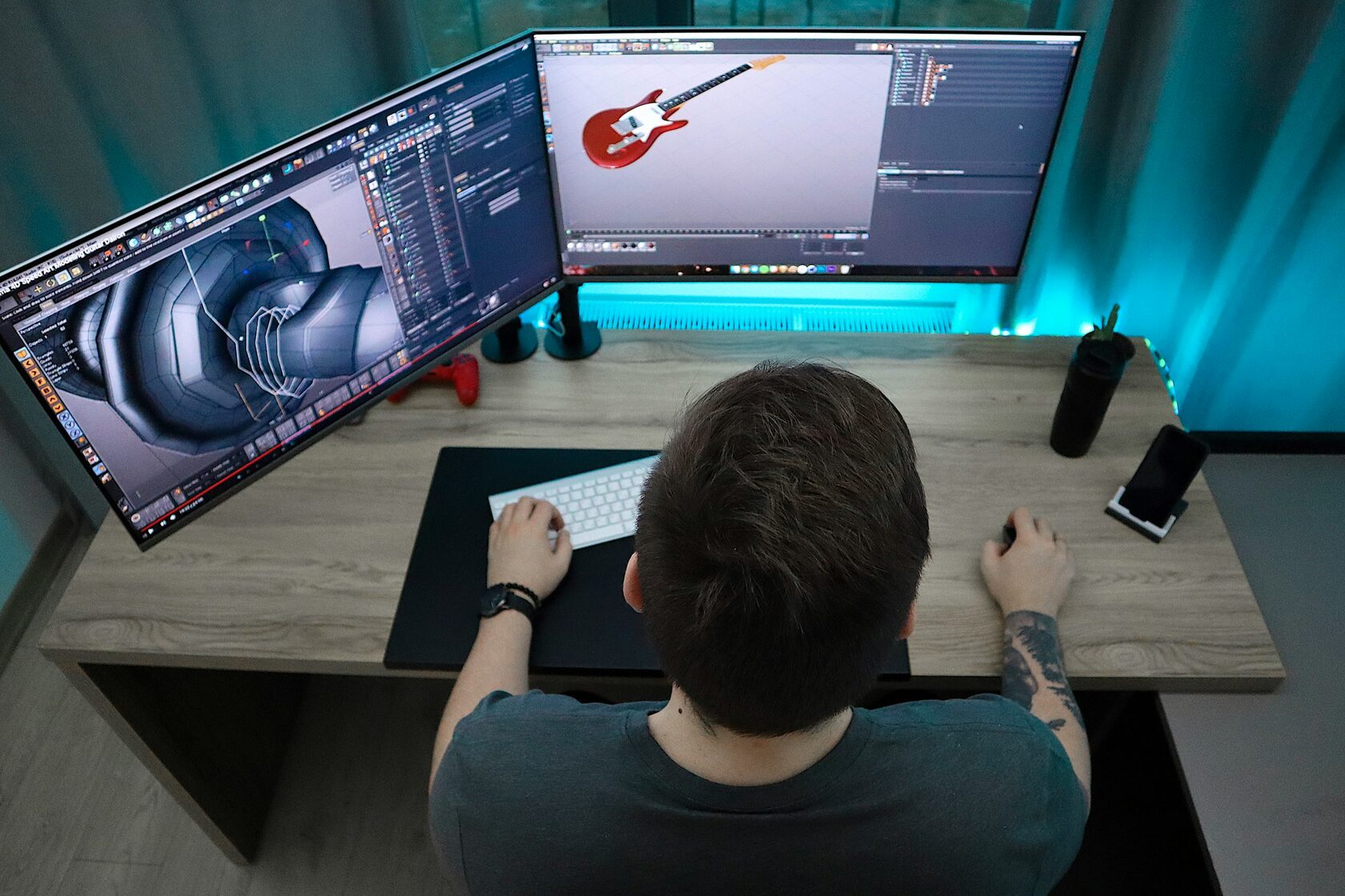 Инженер сканирует объект для последующей 3D-печати