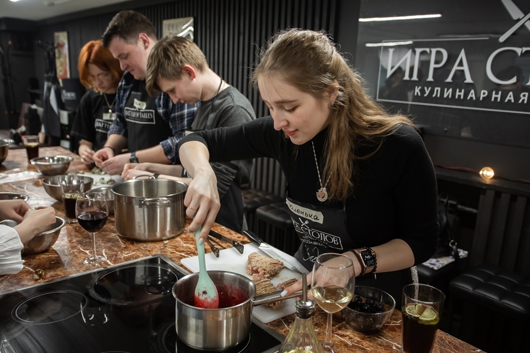 Кулинарные мастер-классы по расписанию в Екатеринбурге, где участники учатся готовить