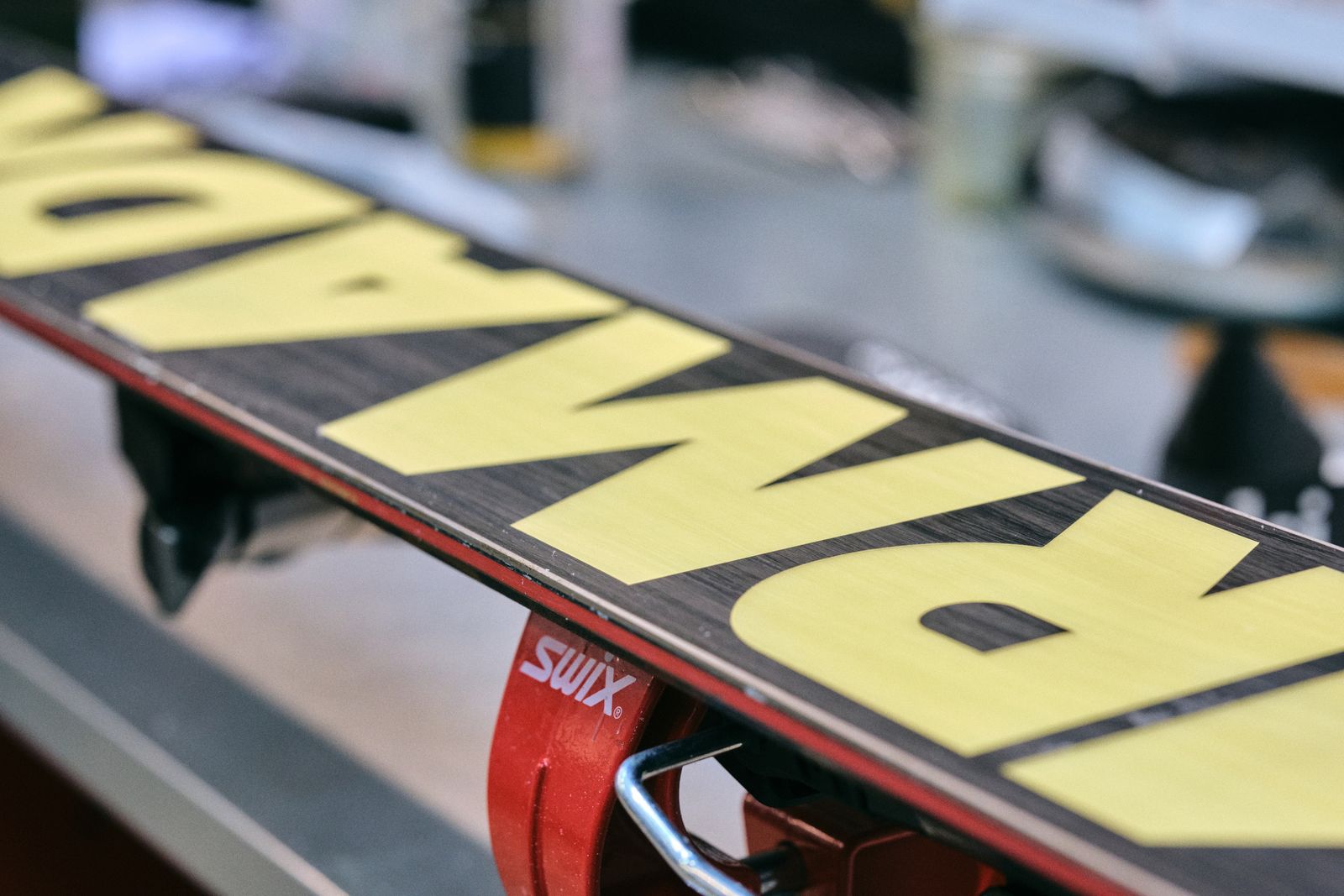 Горная лыжа закреплена в красном станке Swix перед обслуживанием