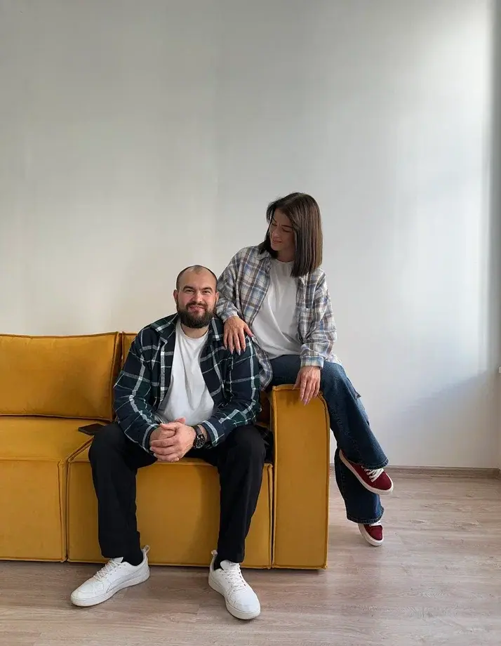 Пара на горчичном модульном диване
