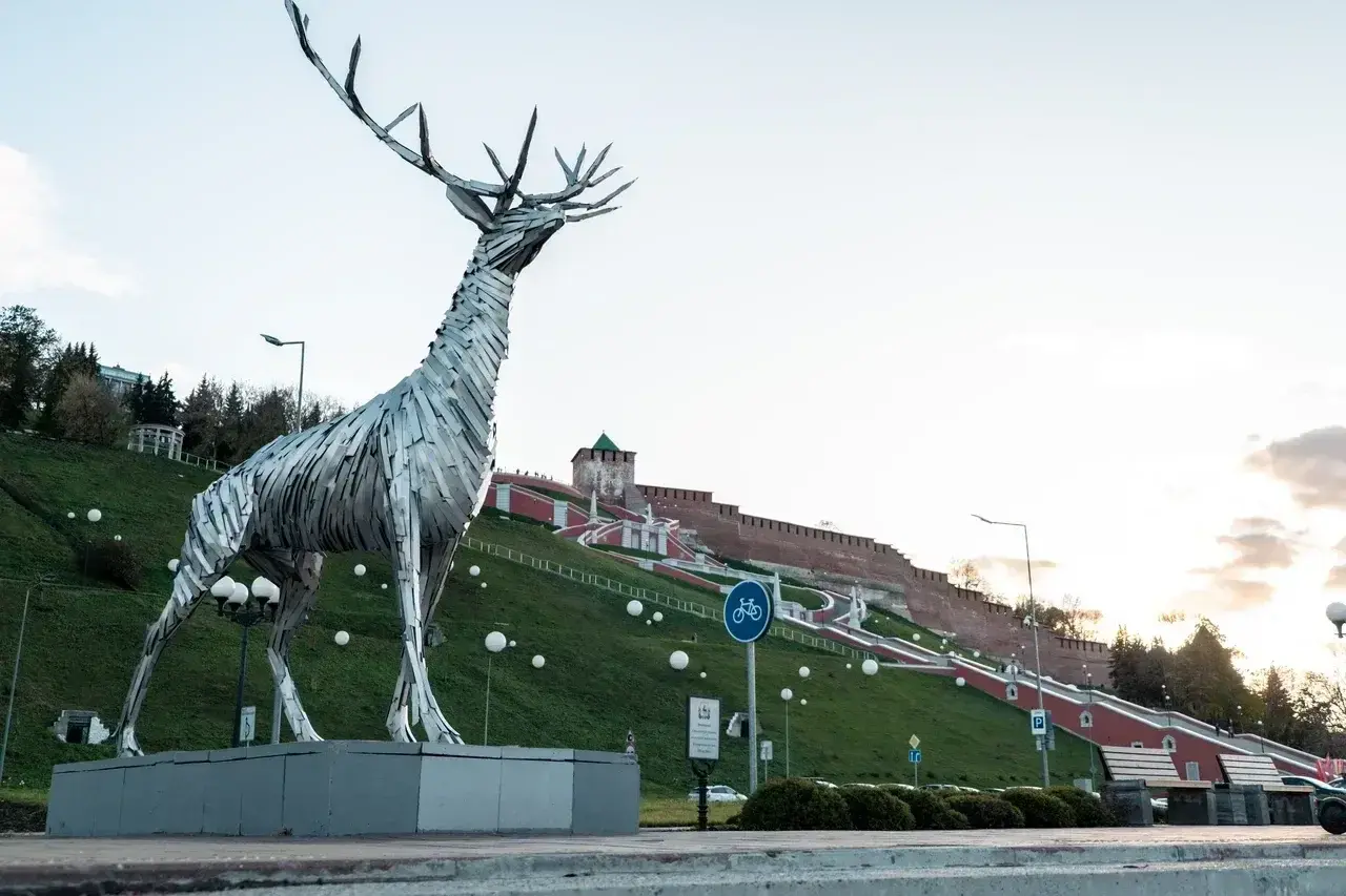 Скульптура оленя на набережной в Нижнем Новгороде — фотография из кейса «Куда бежать»