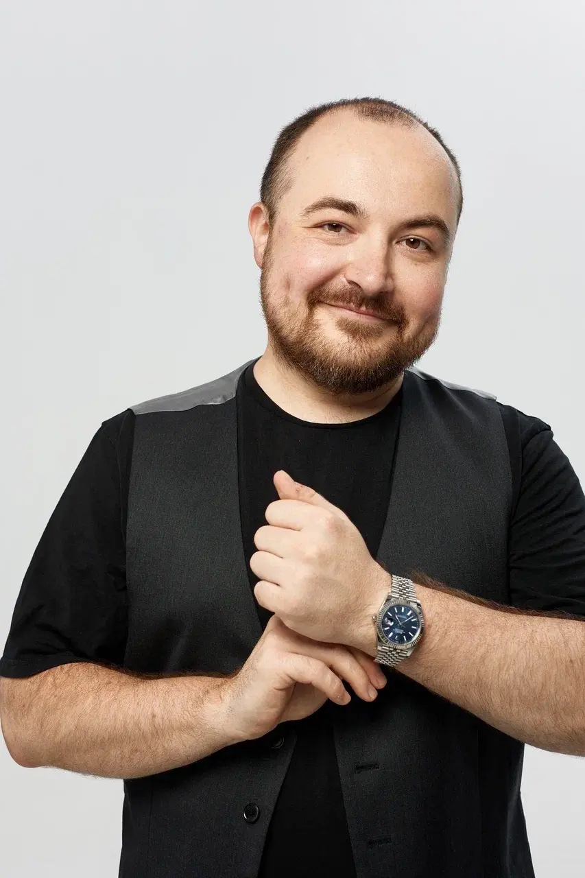 Сергей Галлер — портрет в чёрном жилете