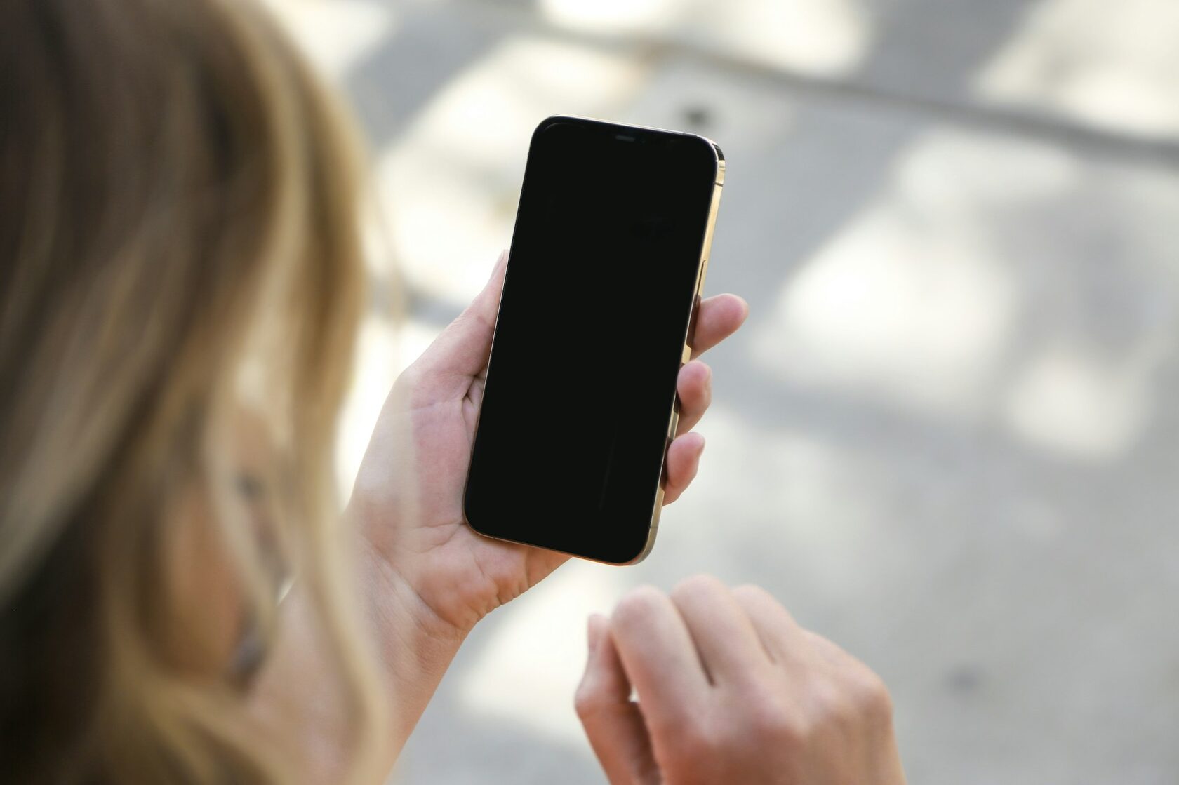 Кадр 4 — iPhone в руках при естественном свете