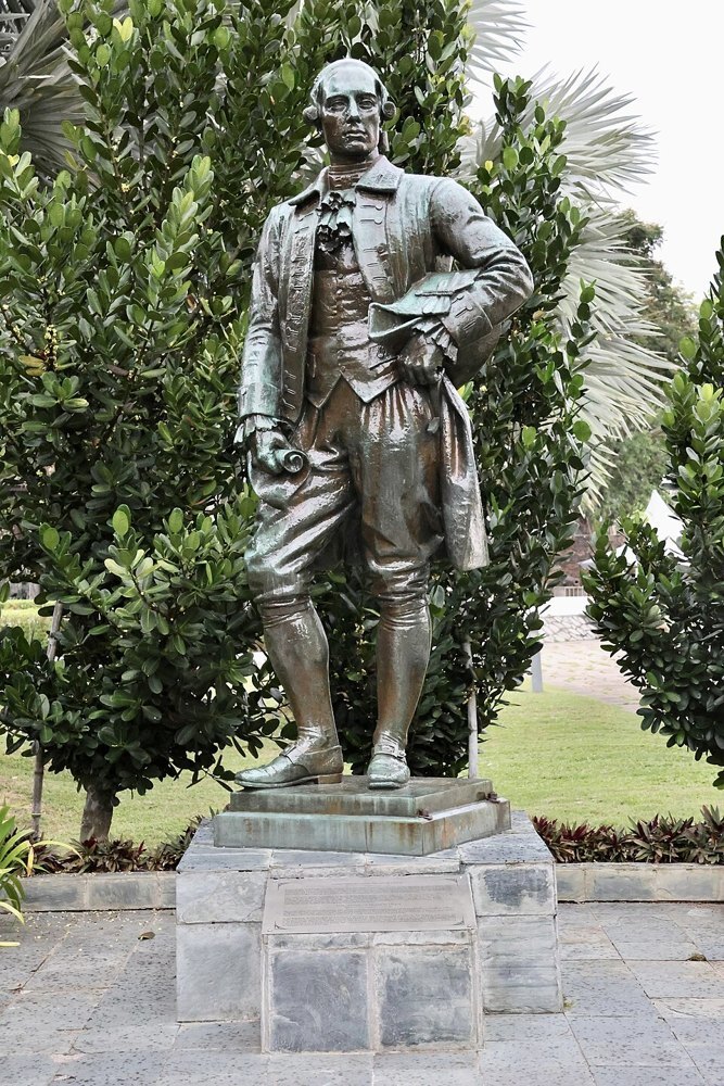 Памятник Фрэнсису Лайту на территории Fort Cornwallis