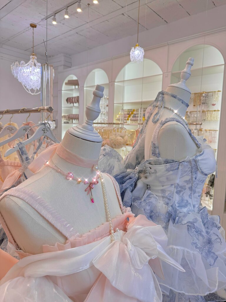 Витрина одежды Angelic Bless Store в СЕНО