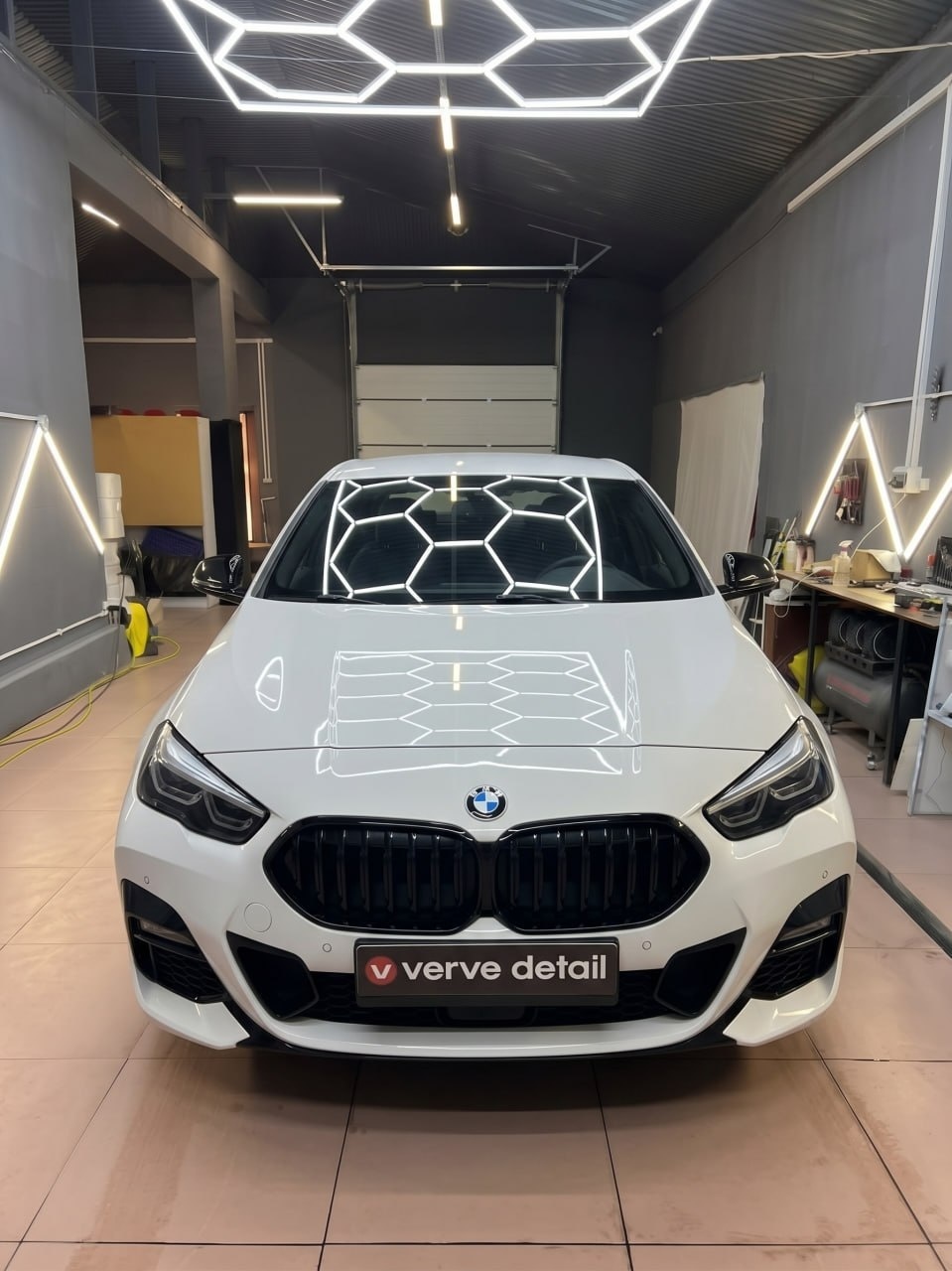 Глянцевая полиуретановая плёнка на белой BMW — родной цвет и блеск лака
