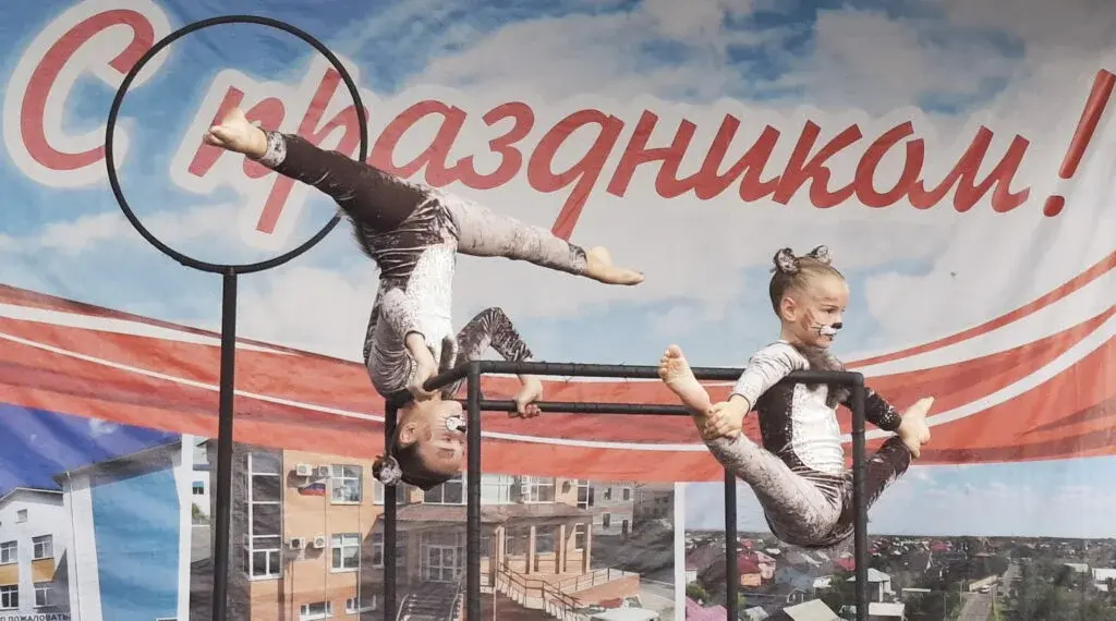 Выступление юных артистов на празднике в Пригородном