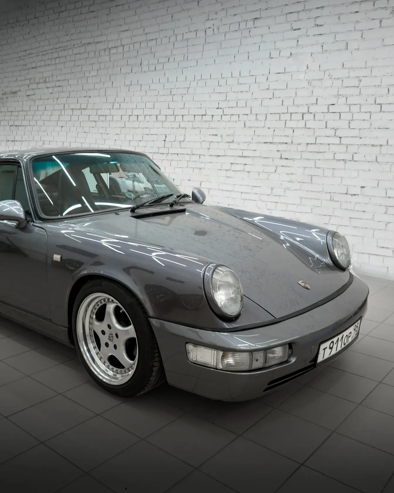 Серый Porsche 911 1986 года в студии Legend Auto