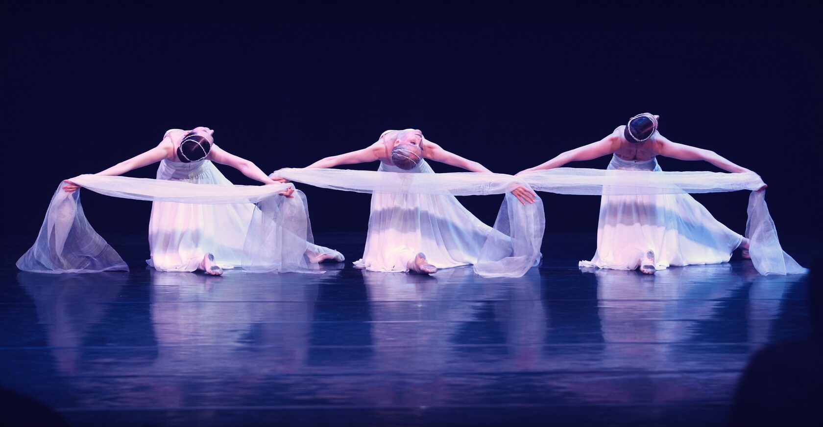 Три участницы выступления DanceSecret с лёгкими шарфами