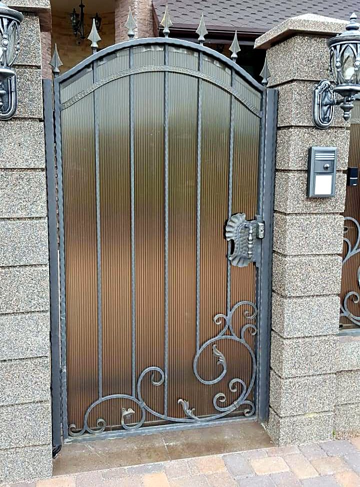 Забор и откатные ворота с поликарбонатом и коваными завитками — фото 3