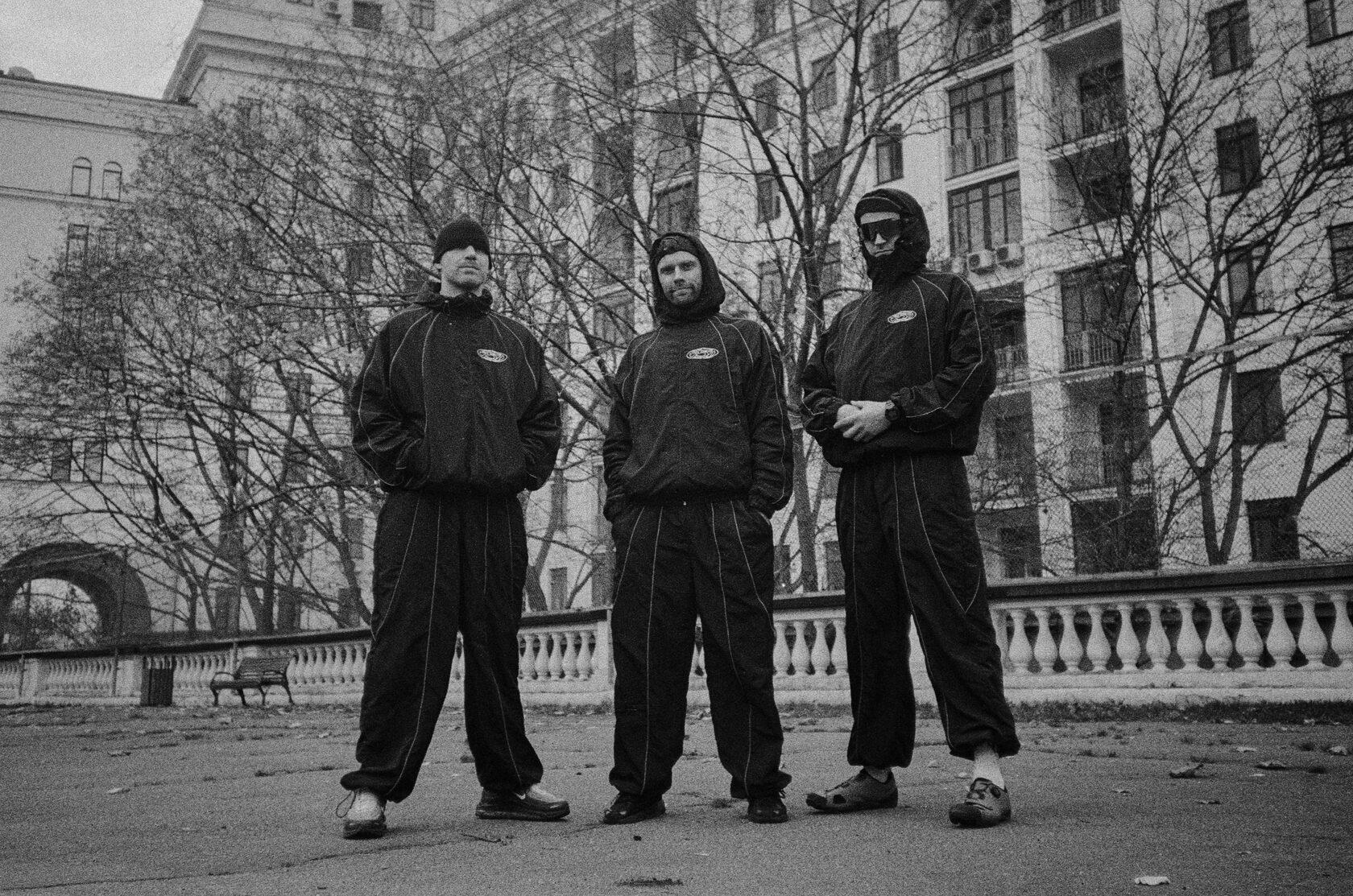 Трое участников съёмки в комплектах коллекции «Баланс»