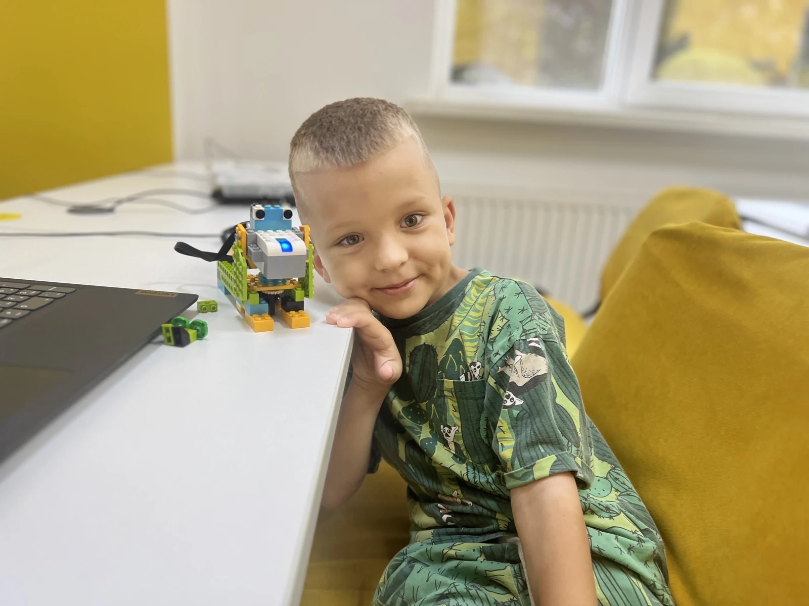Ученик с собранной моделью LEGO WeDo